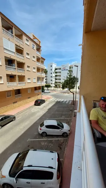 Výhled z balkonu na ulici před domem