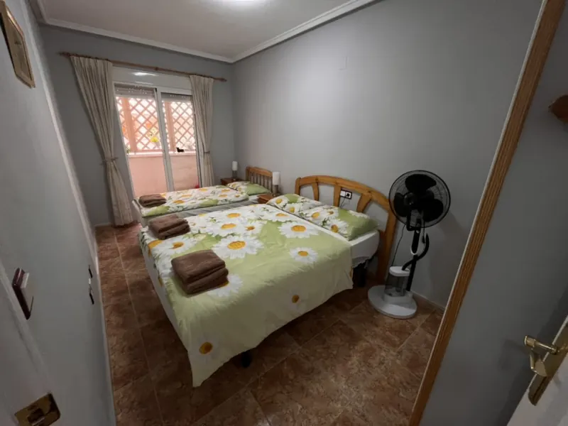 Ložnice s manželskou postelí u okna