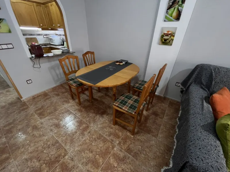 Jídelní stůl a obývací kout apartmánu