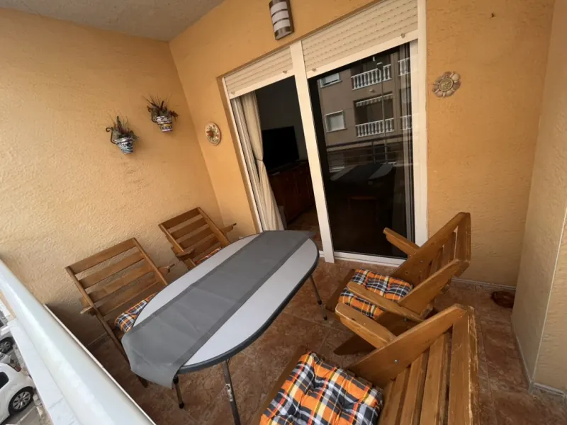 Terasa se stolem a dřevěnými židlemi