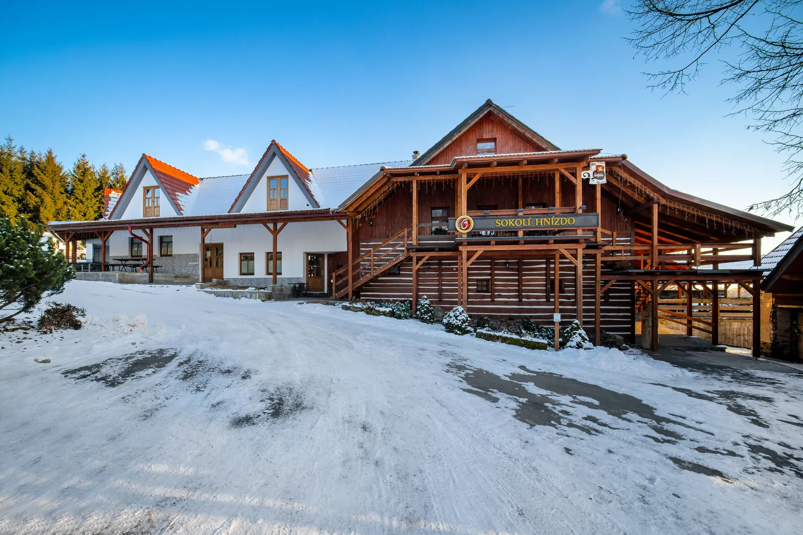 Sokolí hnízdo v zimě, srubová budova pod sněhem